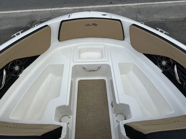 Slide: The Image of Sea Ray SPX 210 2025 - 17