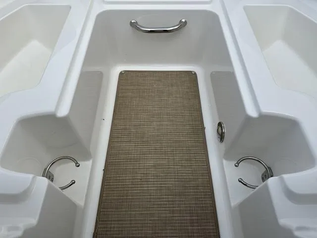 Slide: The Image of Sea Ray SPX 210 2025 - 18