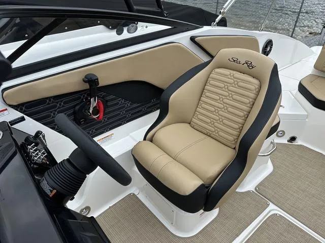 Slide: The Image of Sea Ray SPX 210 2025 - 19