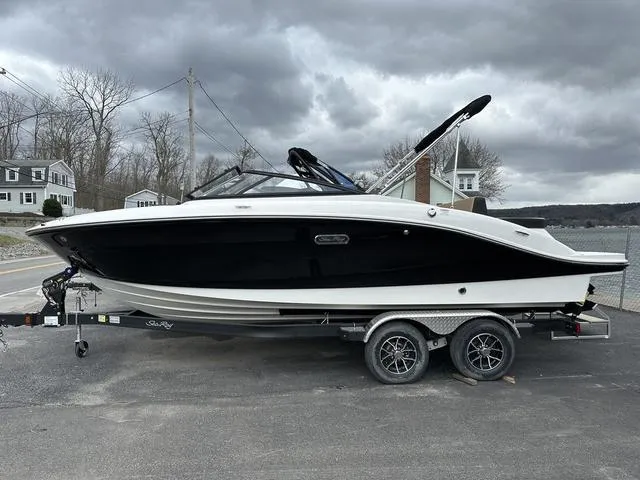 Slide: The Image of Sea Ray SPX 210 2025 - 2