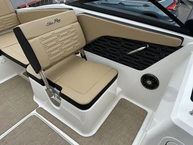 Slide: The Image of Sea Ray SPX 210 2025 - 20