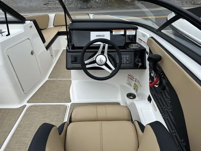 Slide: The Image of Sea Ray SPX 210 2025 - 22