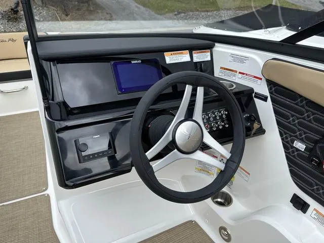 Slide: The Image of Sea Ray SPX 210 2025 - 23