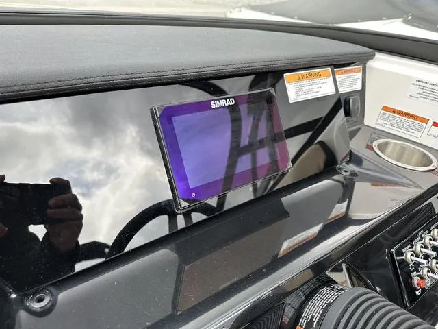 Slide: The Image of Sea Ray SPX 210 2025 - 24