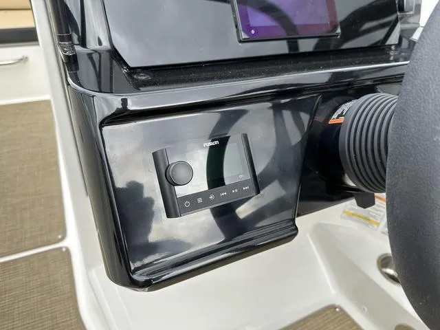 Slide: The Image of Sea Ray SPX 210 2025 - 25