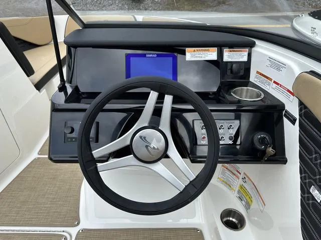 Slide: The Image of Sea Ray SPX 210 2025 - 26