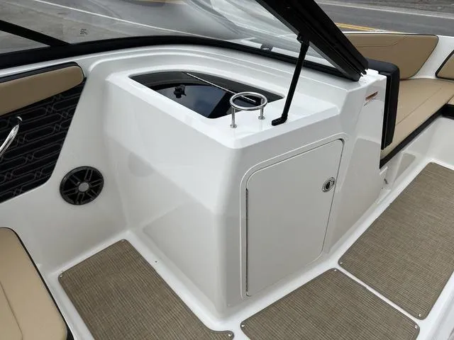 Slide: The Image of Sea Ray SPX 210 2025 - 27