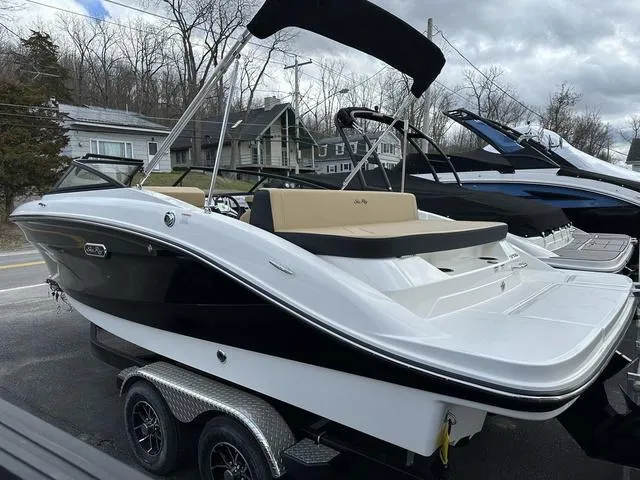 Slide: The Image of Sea Ray SPX 210 2025 - 3