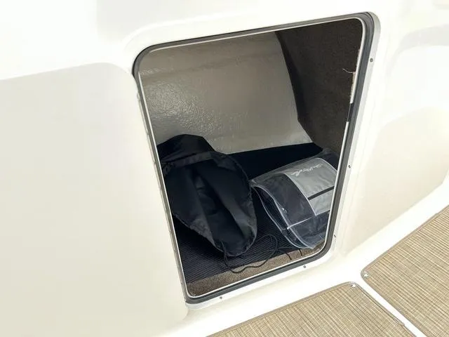 Slide: The Image of Sea Ray SPX 210 2025 - 30