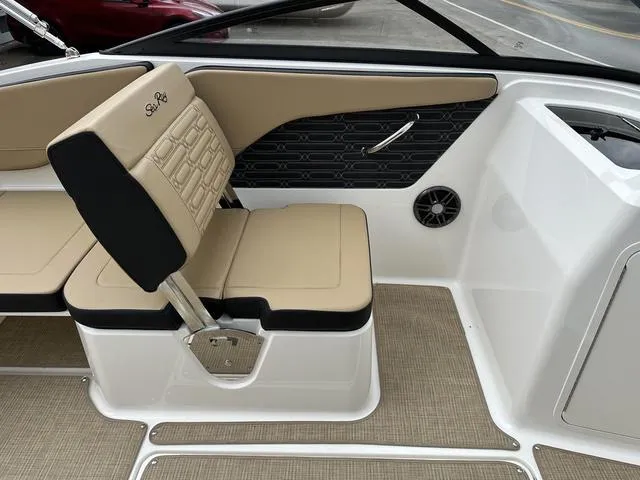 Slide: The Image of Sea Ray SPX 210 2025 - 31