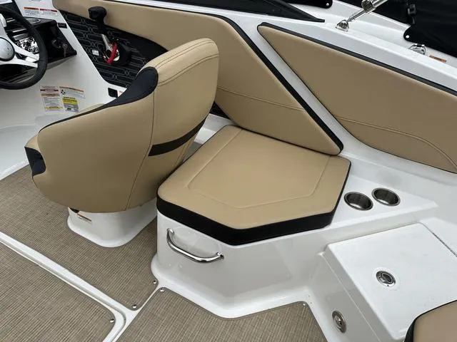 Slide: The Image of Sea Ray SPX 210 2025 - 35