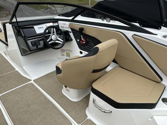 Slide: The Image of Sea Ray SPX 210 2025 - 36