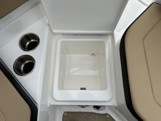 Slide: The Image of Sea Ray SPX 210 2025 - 38