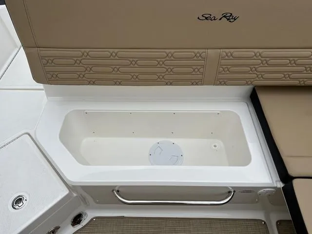 Slide: The Image of Sea Ray SPX 210 2025 - 39