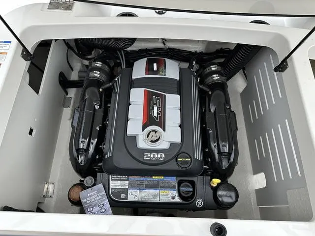 Slide: The Image of Sea Ray SPX 210 2025 - 41