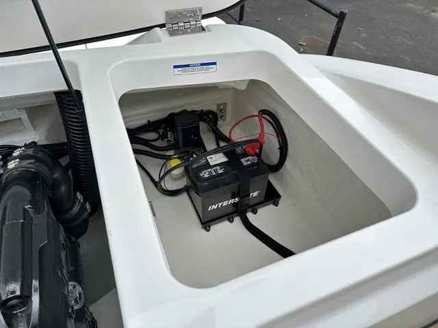 Slide: The Image of Sea Ray SPX 210 2025 - 42