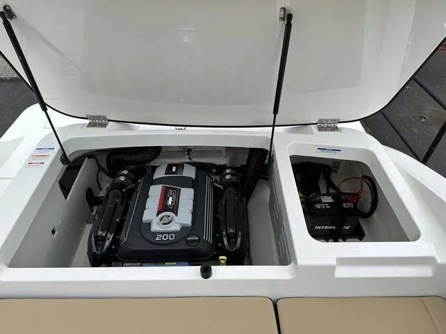 Slide: The Image of Sea Ray SPX 210 2025 - 43