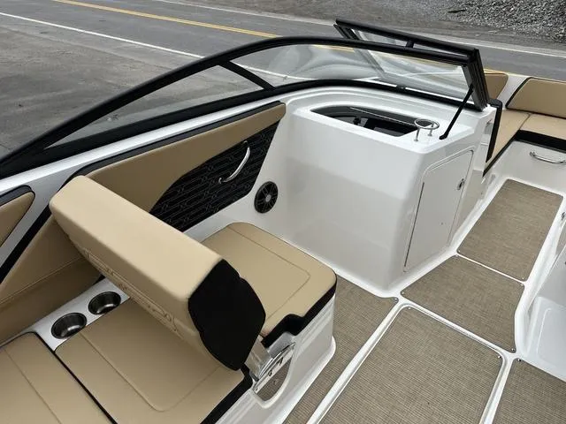 Slide: The Image of Sea Ray SPX 210 2025 - 44