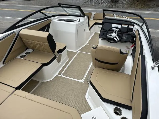 Slide: The Image of Sea Ray SPX 210 2025 - 45