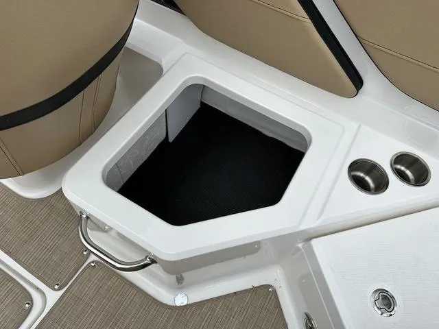 Slide: The Image of Sea Ray SPX 210 2025 - 48