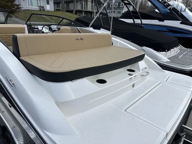 Slide: The Image of Sea Ray SPX 210 2025 - 5