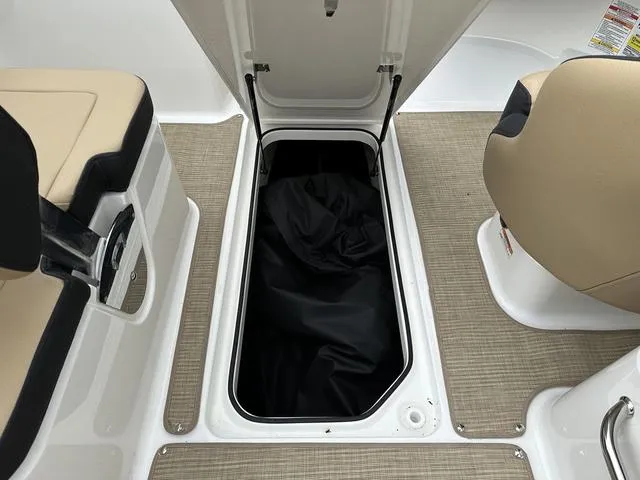 Slide: The Image of Sea Ray SPX 210 2025 - 50