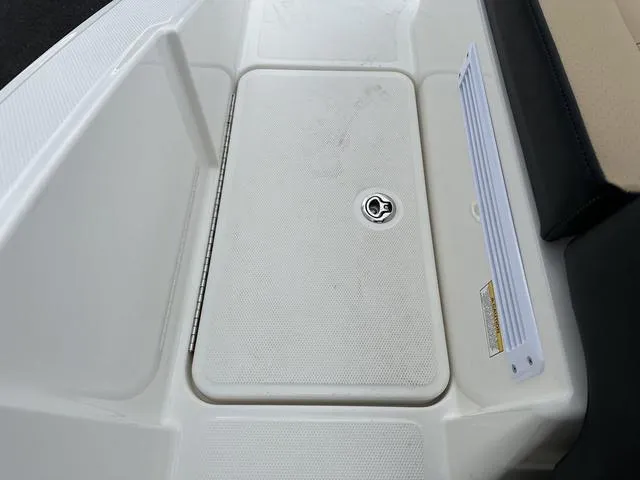 Slide: The Image of Sea Ray SPX 210 2025 - 52