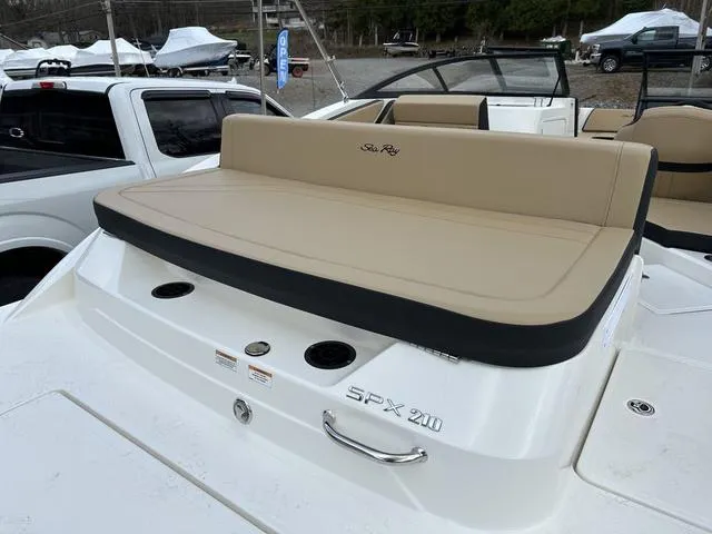 Slide: The Image of Sea Ray SPX 210 2025 - 6