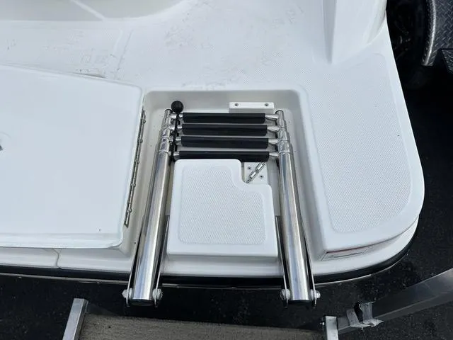 Slide: The Image of Sea Ray SPX 210 2025 - 7