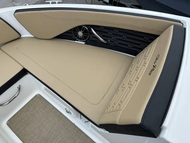 Slide: The Image of Sea Ray SPX 210 2025 - 9