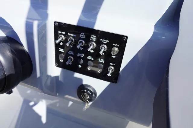 Slide: The Image of Bayliner Trophy T22SC 2025 - 10