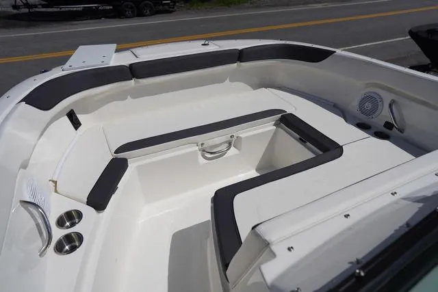 Slide: The Image of Bayliner Trophy T22SC 2025 - 11