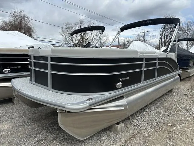 Slide: The Image of Harris Cruiser 210 2025 - 1