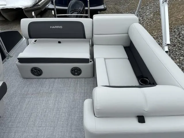 Slide: The Image of Harris Cruiser 210 2025 - 10