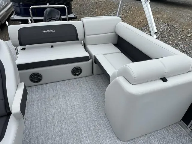 Slide: The Image of Harris Cruiser 210 2025 - 12