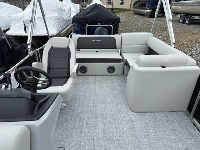 Slide: The Image of Harris Cruiser 210 2025 - 13