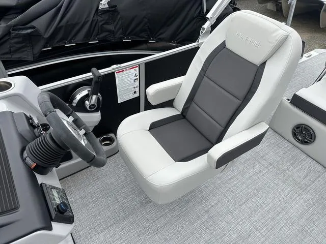 Slide: The Image of Harris Cruiser 210 2025 - 14