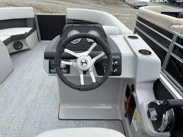 Slide: The Image of Harris Cruiser 210 2025 - 16