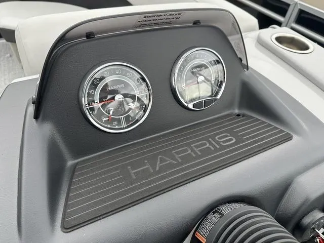 Slide: The Image of Harris Cruiser 210 2025 - 17