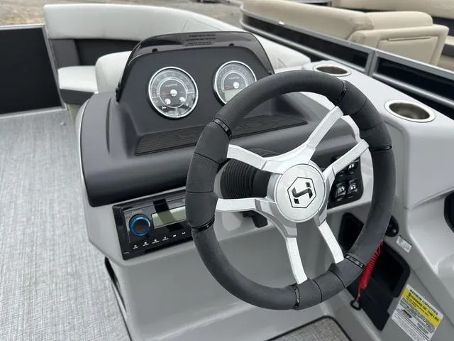 Slide: The Image of Harris Cruiser 210 2025 - 18