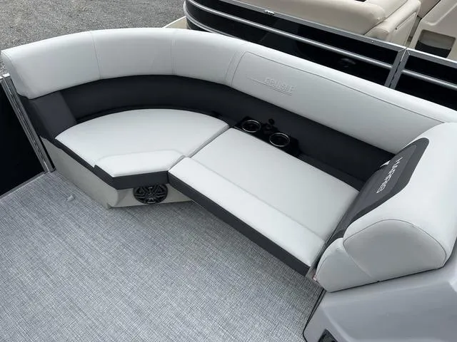 Slide: The Image of Harris Cruiser 210 2025 - 22