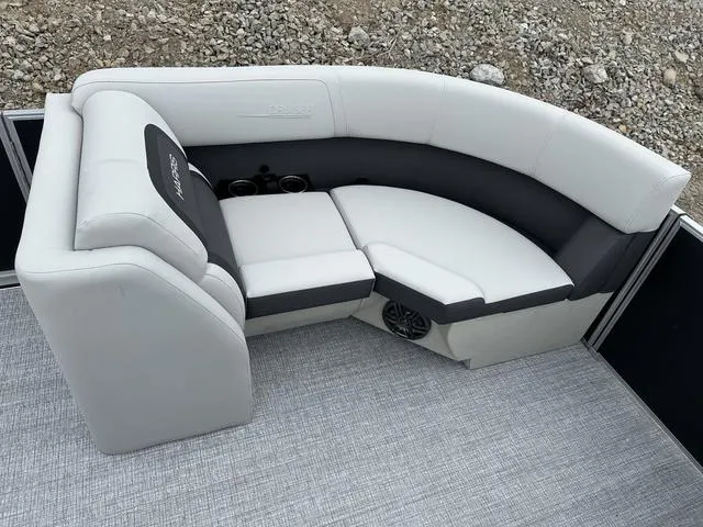 Slide: The Image of Harris Cruiser 210 2025 - 23