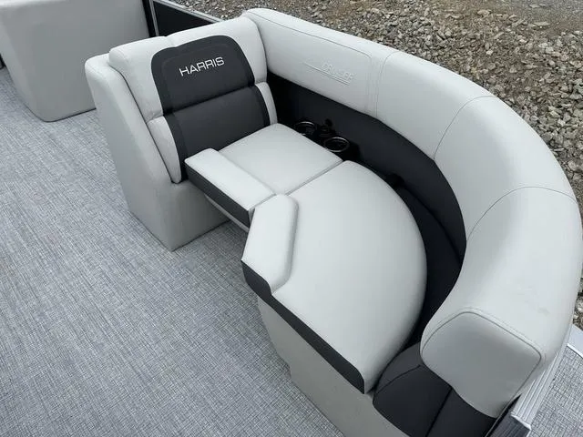 Slide: The Image of Harris Cruiser 210 2025 - 25