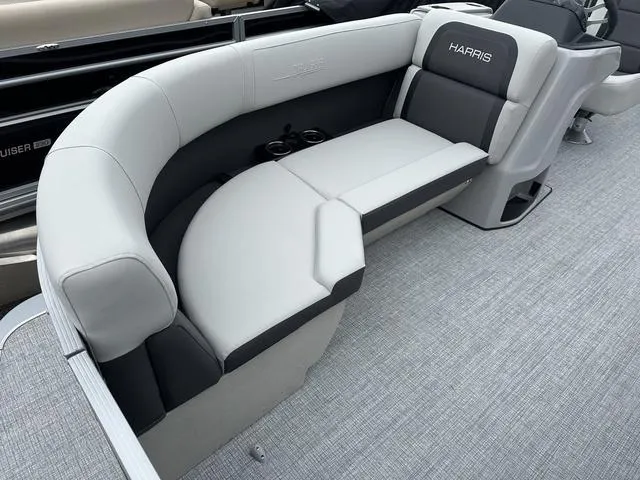 Slide: The Image of Harris Cruiser 210 2025 - 26