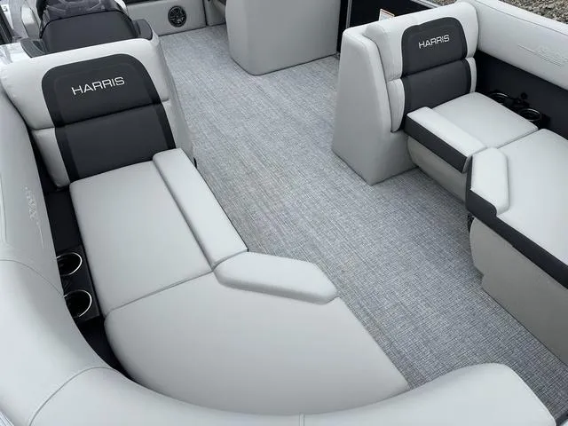 Slide: The Image of Harris Cruiser 210 2025 - 27