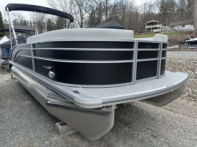 Slide: The Image of Harris Cruiser 210 2025 - 3