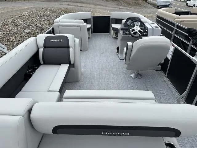 Slide: The Image of Harris Cruiser 210 2025 - 8