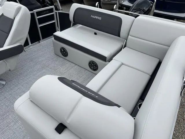 Slide: The Image of Harris Cruiser 210 2025 - 9