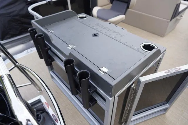 Slide: The Image of Harris Cruiser 230 FC 2025 - 11