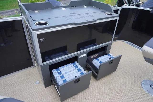 Slide: The Image of Harris Cruiser 230 FC 2025 - 17